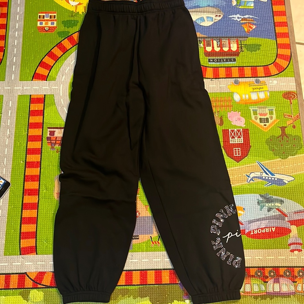 ❤️❤️. VICTORIAS SECRET CAMPUS PANTS , SIZE MEDIUM, BLACK